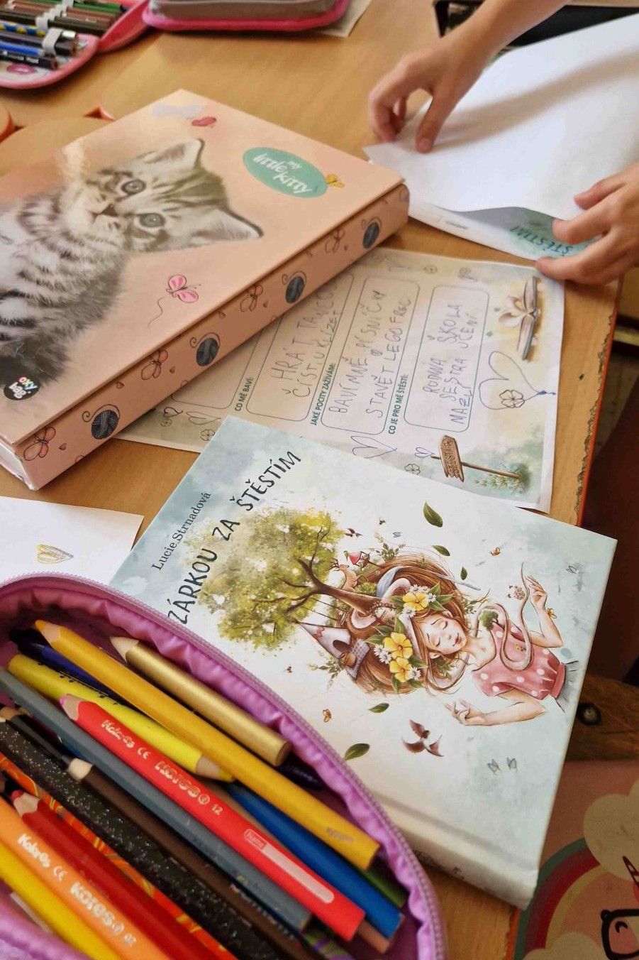 Práce s žáky během besedy S Rozárkou za štěstím